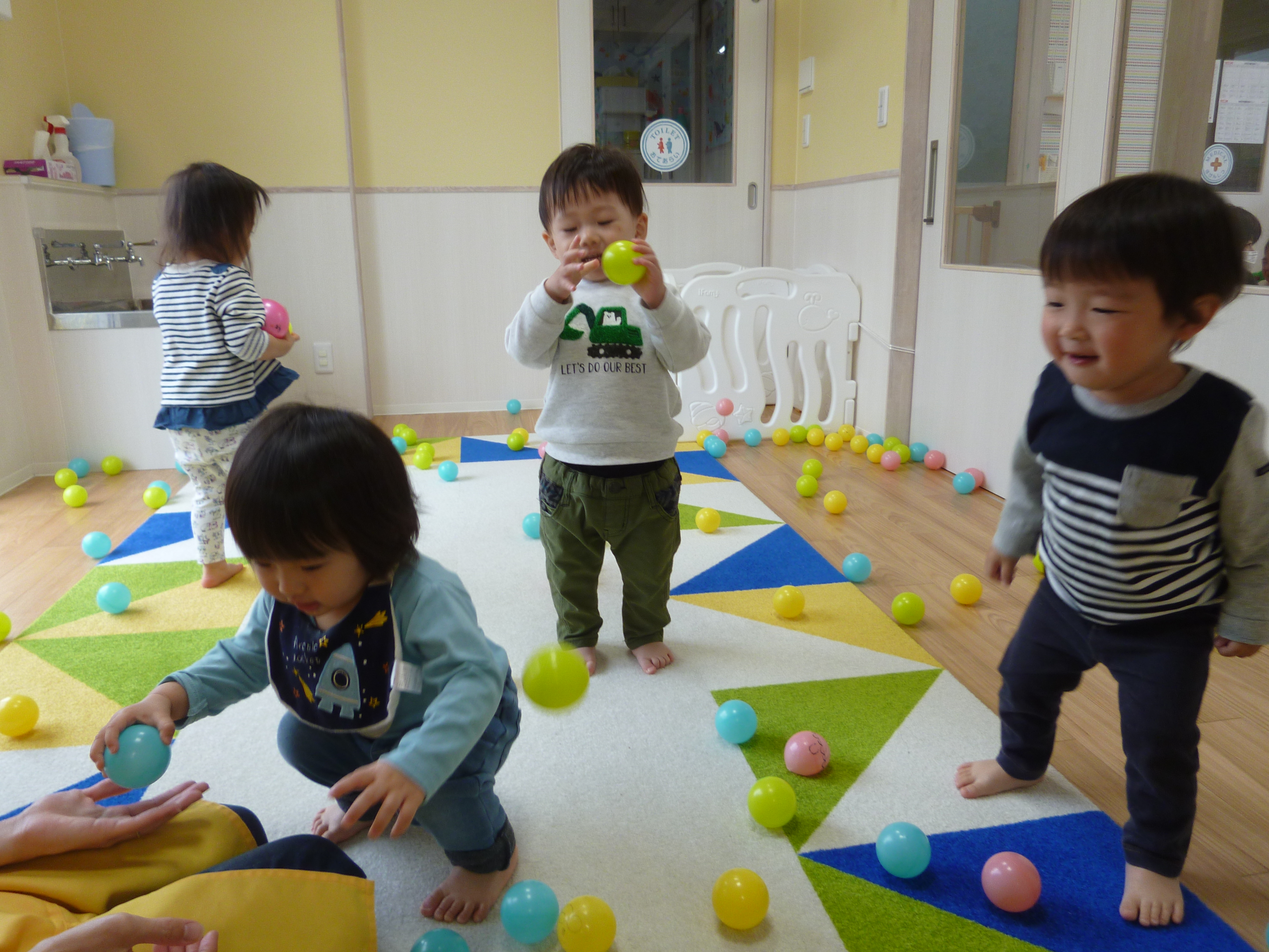 ボールプールで遊んだよ(^^♪